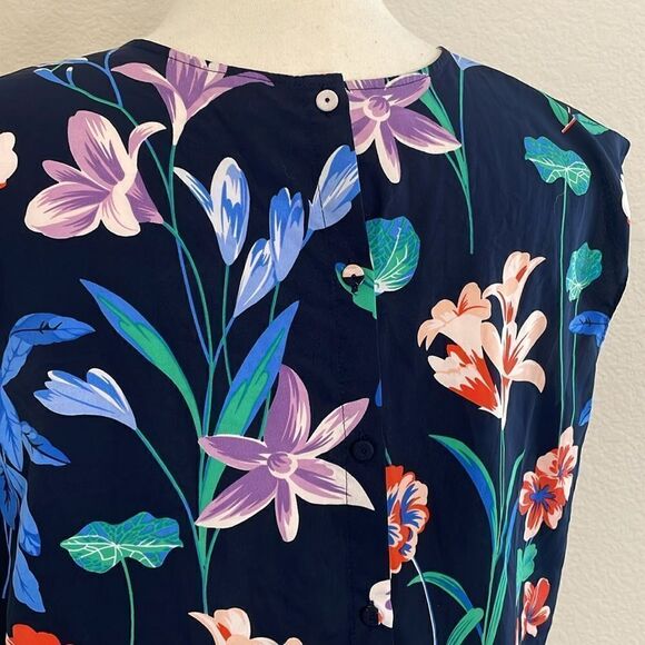 Talbots Sleeveless Blue Floral Pleated Button Back Crew Neck Blouse | size 10 - Picture 6 of 9